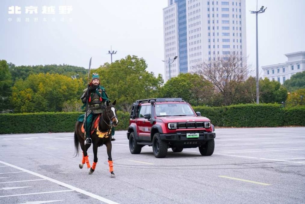 警察骑着马走在路上行驶

AI 生成的内容可能不正确。