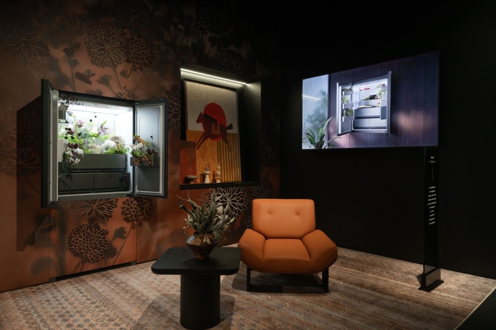 房间里的沙发和电视

低可信度描述已自动生成