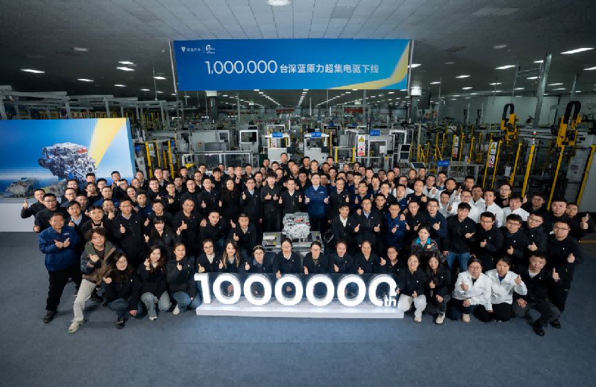 图片包含 路, 室内, 人们, 前
描述已自动生成