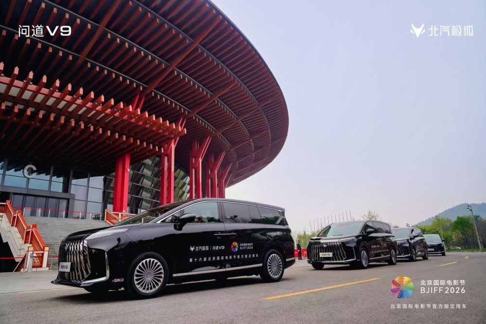 公路上的卡车

描述已自动生成