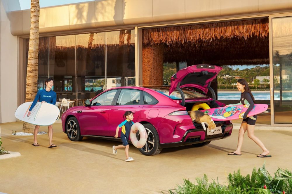 图片包含 建筑, 室内, 汽车, 小

描述已自动生成